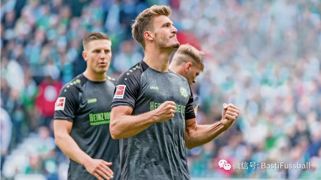  弗赖堡主场氛围燃情似火，德甲草根球队书写传奇